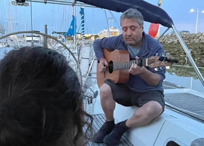 Voilier A Quai