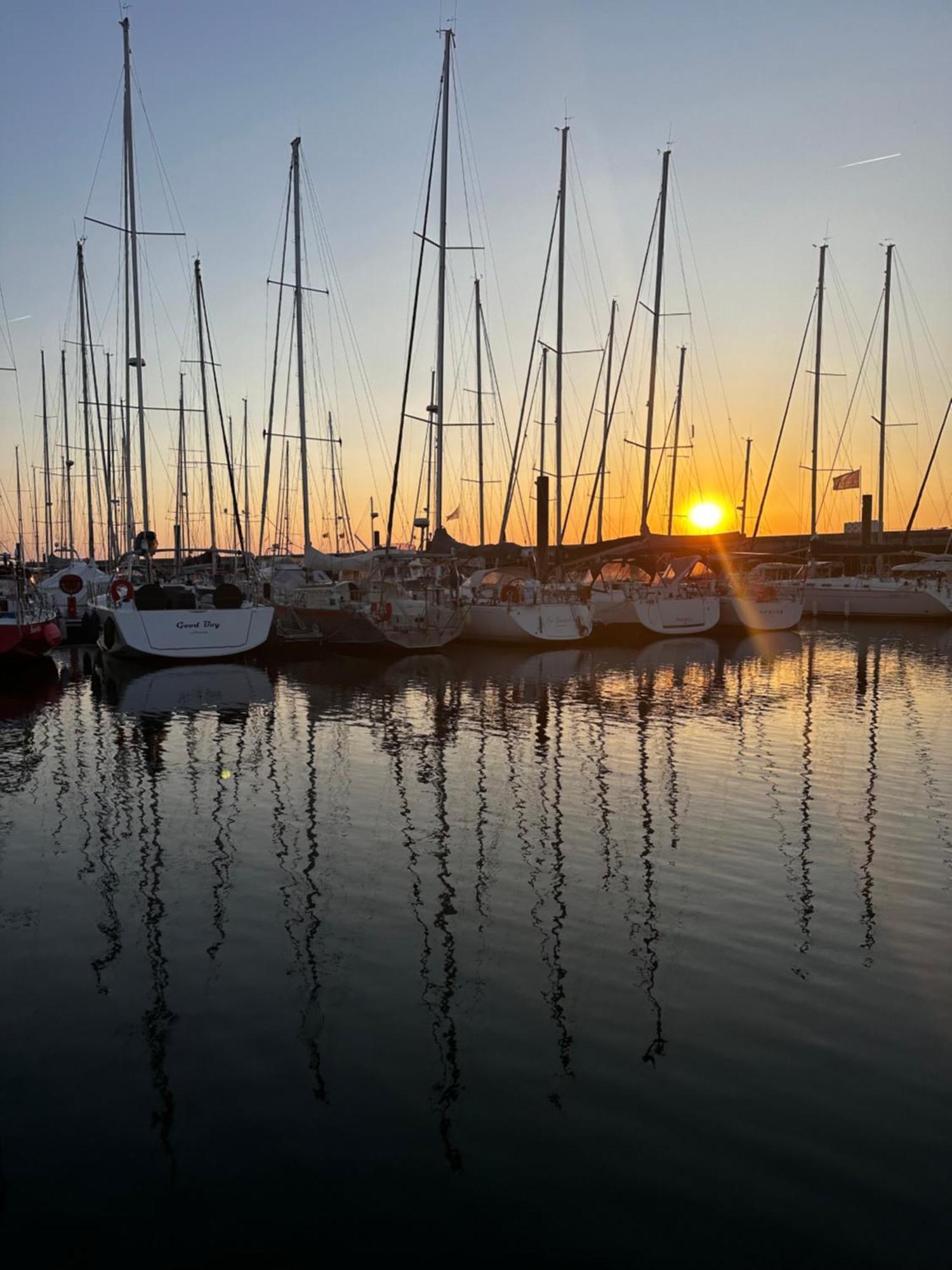 Botel Voilier A Quai
